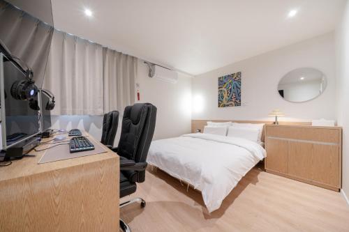 TV a/nebo společenská místnost v ubytování Aank Hotel Cheongju Uam 2nd