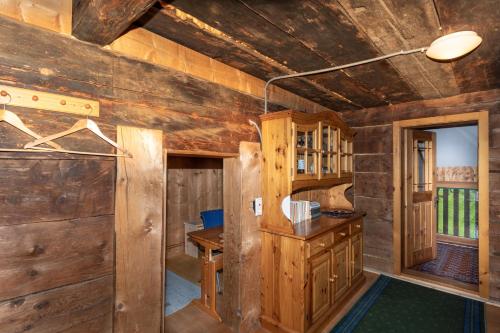 Habitación con paredes de madera y escritorio en una cabaña. en Haus Holzwurm en Raggal