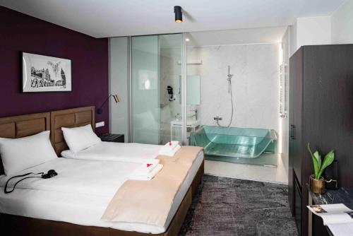 1 dormitorio con cama y baño con bañera en 4Wings Apartments, en Cracovia