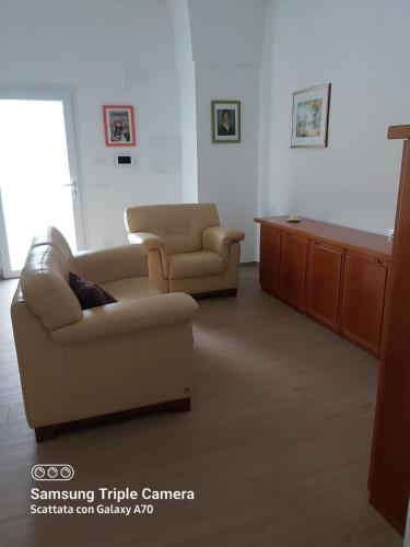 a living room with two chairs and a couch at Dimora Dilù in Noci
