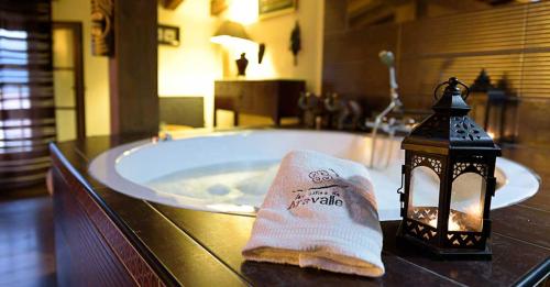 baño con bañera con vela y toalla en Casa Ensueño-Los Sitios de Aravalle, en Gilgarcía