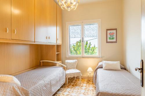 1 dormitorio con 2 camas y ventana en Sassi Scritti - Acero Montano, en Montefegatesi