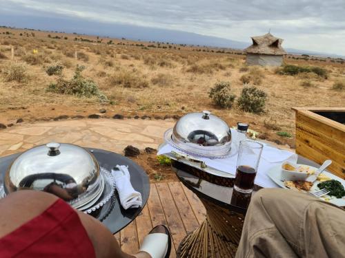una mesa con dos mil en Little Amanya Camp, en Amboseli