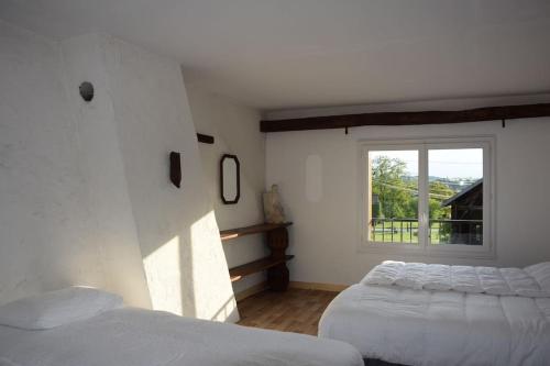 מיטה או מיטות בחדר ב-Logement authentique à proximité de Sancerre