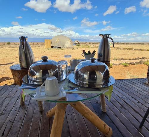 una mesa con dos teteras encima en Little Amanya Camp, en Amboseli