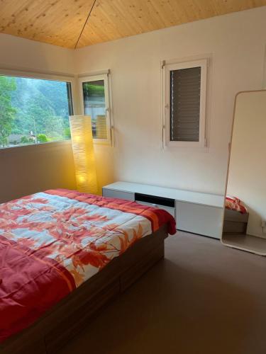 Nuova dependance في روفيو: غرفة نوم بسرير ونافذة