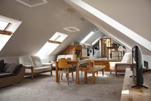 uma sala de estar com um sofá e uma mesa em Apartmán Lednice em Lednice