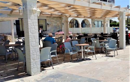 Ресторант или друго място за хранене в Eleni Apartments Sant George Beach