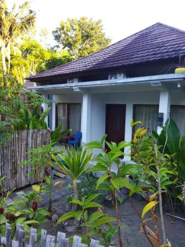 een huis met een tuin ervoor bij Pakok homestay in Kuta Lombok