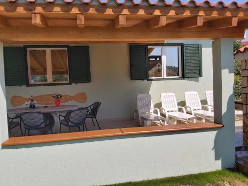 House Petar by sea