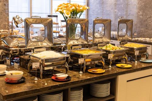 un buffet con varias bandejas de comida en una mesa en Health Land Resort & Spa, en Pattaya South