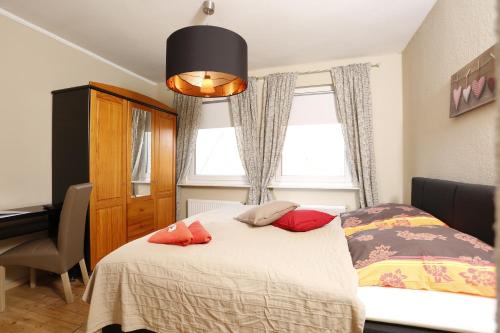 Un dormitorio con una cama con almohadas rojas. en Eternahof, en Bad Gandersheim