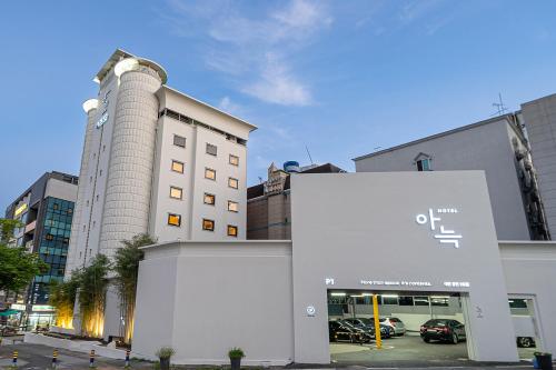 a building with a parking lot in front of it at The Hyoosik Aank Hotel Daejeon Yongjeon 2nd Branch in Daejeon