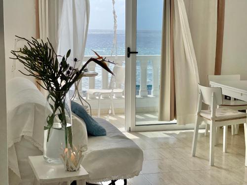 uma sala de estar com vista para o oceano em Molino Azul 3A, Wohnung mit Meerblick em Valle Gran Rey