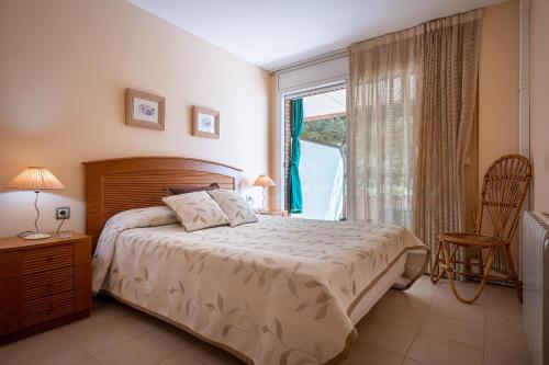 Katil atau katil-katil dalam bilik di AT102 Els Pins, primera línea con piscina, vista mar