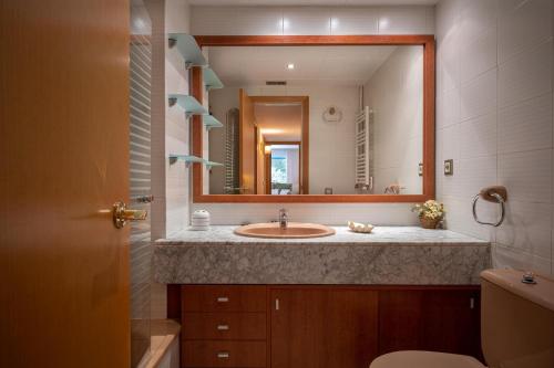 Bilik mandi di AT102 Els Pins, primera línea con piscina, vista mar