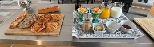 une table avec différents types de pain et d'œufs dans l'établissement Le Cherche Midi, entre Nîmes, le Pont du Gard, Uzès, Arles, à Marguerittes