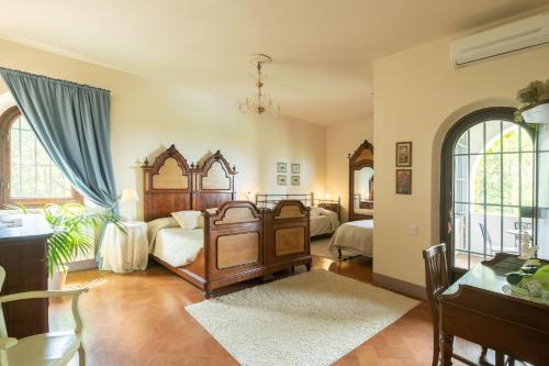 um quarto grande com uma cama e uma mesa em Liberty Villa with private garden and pool by VacaVilla em Turignano