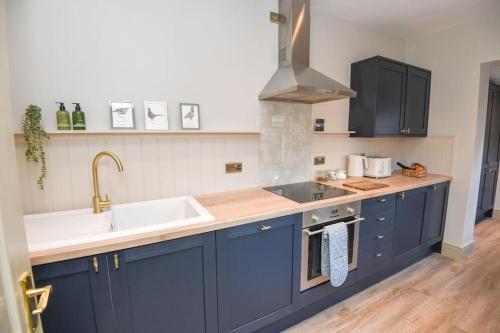 Dapur atau dapur kecil di Glenesk Flat 2 with private courtyard