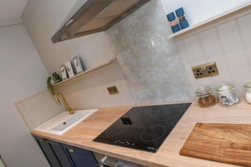 Dapur atau dapur kecil di Glenesk Flat 2 with private courtyard