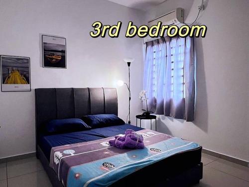 a bedroom with a bed with a bedroom sign at SSR Stay n rest 887芙蓉休闲站民宿 in Seremban