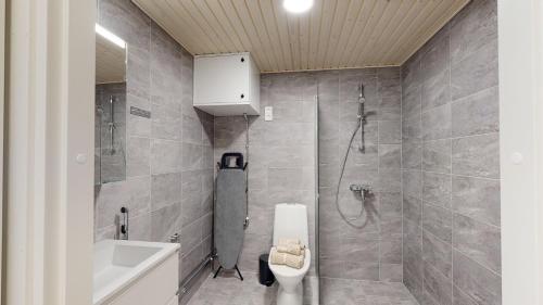 Bilik mandi di Kotimaailma Apartments Loimu VII