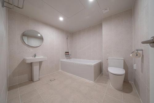 a bathroom with a tub sink and a toilet at Aank Hotel Daejeon Yongjeon 2nd in Daejeon