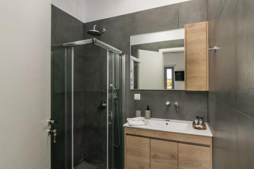 un baño con ducha y lavabo en Luna Blanca, en Adamas