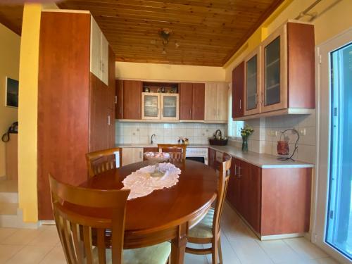 cocina con mesa de madera y armarios de madera en Country-side residence, en Repanídhion