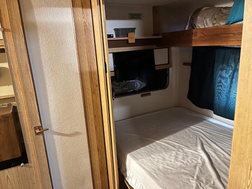 a small room with a bunk bed and a tv at Chalet Sophia in Sestola
