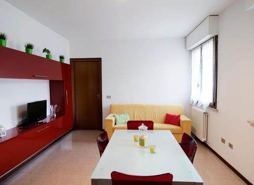 ein Wohnzimmer mit einem Tisch und einem Sofa in der Unterkunft [house in color] in SantʼAntonio