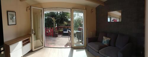 Photo de la galerie de l'établissement petite maison au calme - piscine en copropriété, terrasse, mer, clim, à Vallauris