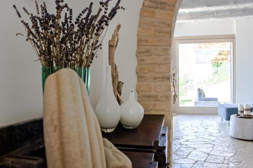 two white vases sitting on a table in a living room at Casa Bartoccio - Casa vacanze in Fermignano