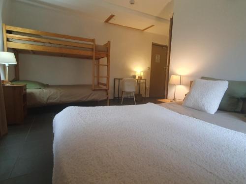 UvernetにあるRefuge Hôtel de Bayasseのベッドルーム1室(ベッド2台、二段ベッド1組付)