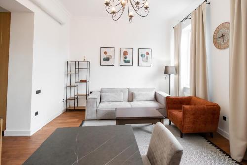 sala de estar con sofá y silla en SevenEleven Apartments en Chernivtsi