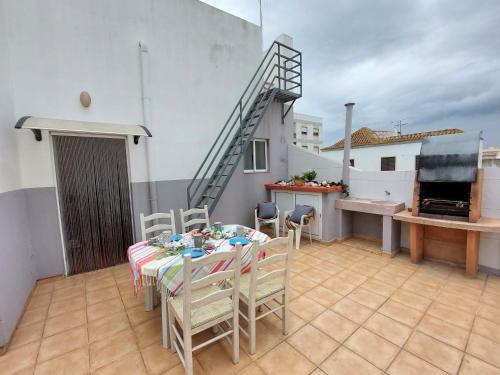 Habitación con balcón con mesa y sillas. en Casa Olhão Terraço: espaço, conforto e terraço com churrasqueira, en Olhão