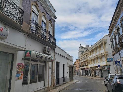 Casa Olhão Terraço: espaço, conforto e terraço com churrasqueira