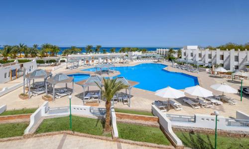 ein Bild des Pools im Resort in der Unterkunft Menaville Resort in Hurghada