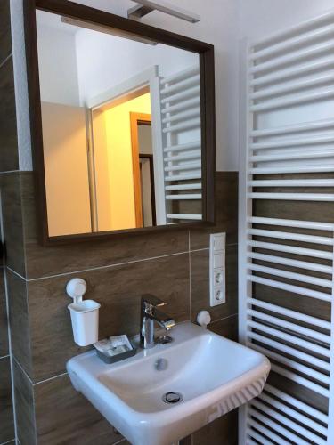 a bathroom with a sink and a mirror at Auszeit am Eifelsteig in Daun