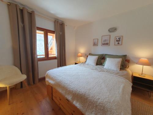 Un dormitorio con una cama grande y una ventana en Refuge Hôtel de Bayasse, en Uvernet