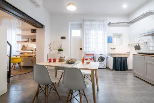 a kitchen and dining room with a table and chairs at Super Mario Sea House in Livorno