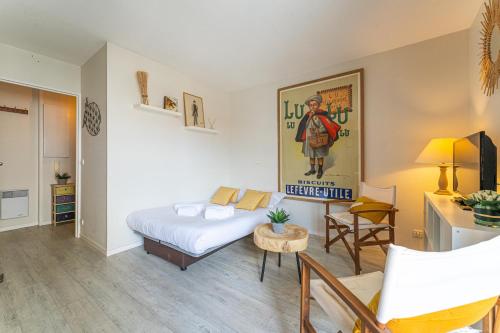 a hotel room with a bed and a living room at Alienor - Charmant appartement plein coeur dArcachon in Arcachon