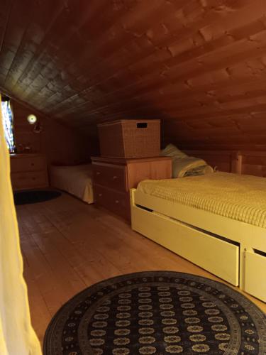 Giường trong phòng chung tại Kabyssen Torsö Mariestad