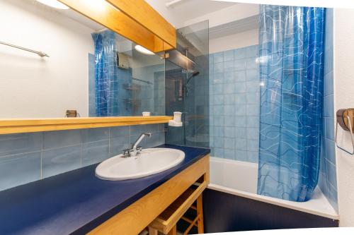 uma casa de banho com um lavatório e um chuveiro em Cosy Criou - Appartement avec vue sur la montagne em Samoëns