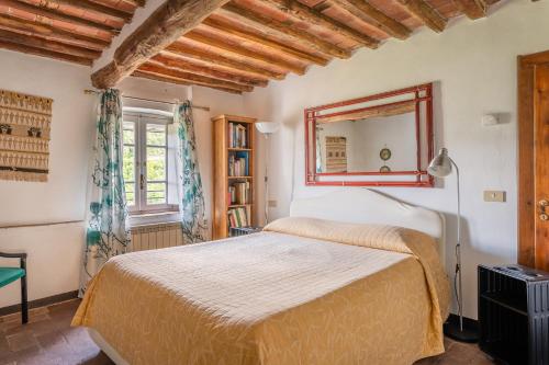 1 dormitorio con cama y espejo en Abbacca-là appartamento 1, en Lucca