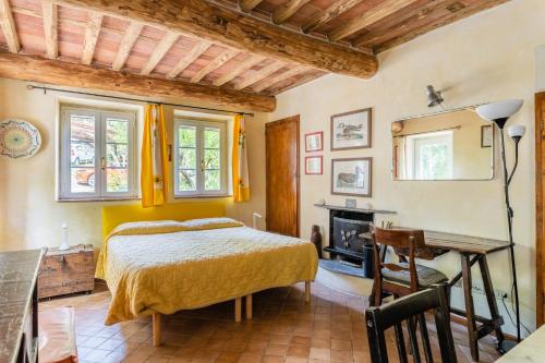 una camera con letto, scrivania e camino di Abbacca-là appartamento 2 a Lucca