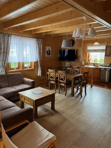 uma sala de estar com um sofá e uma mesa em Kamyczkowy domek w Zawoi em Zawoja