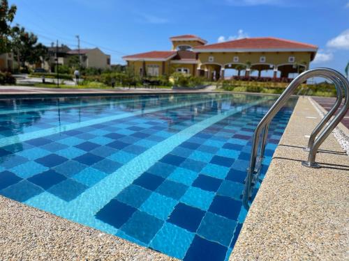 uma piscina com um piso xadrez azul e preto em AIRPORT GUESTHOUSE DAVAO em Davao