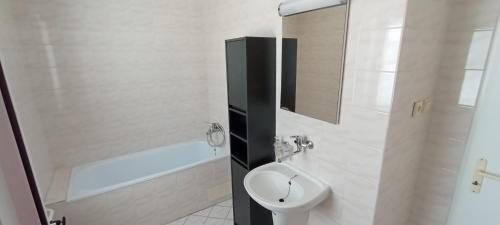 een badkamer met een toilet, een wastafel en een spiegel bij Apartman Stano-1 in Liptovský Mikuláš