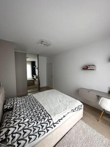 Katil atau katil-katil dalam bilik di Cluj Opulence: Luxe Airbnb Haven